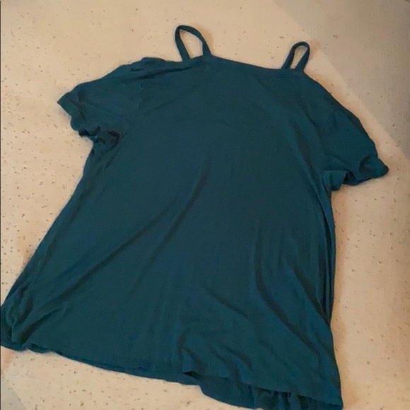 loose fitting shirt! great condition! - Picture 4 of 4